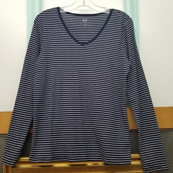GAP Tops - EUC Gap XL V-neck navy and white stripe long sleeve t shirt